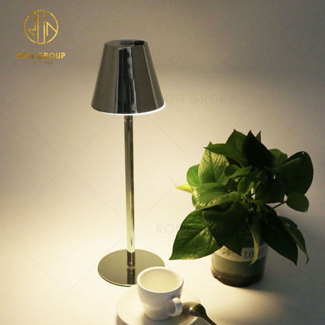 Nordic LED Iron Art Atmosphere Fashion Desk Lamp Touch Dimming Metal Eye Protection Table Lamp For Bar